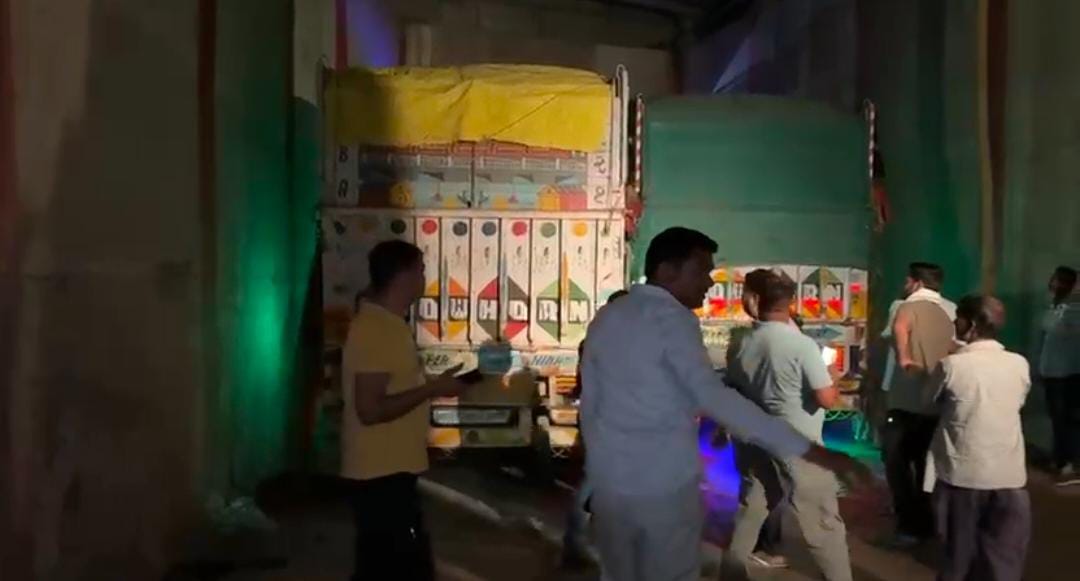 बाँदा-ट्रक से कुचलकर अलग-अलग बाइक सवार दो युवकों की हुई दर्दनाक मौत