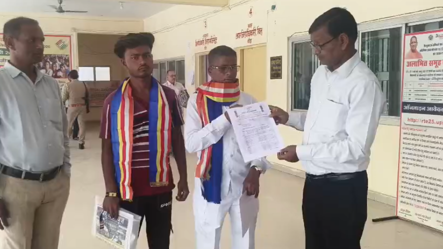 बांदा:जिलाधिकारी कार्यालय पहुंचे राष्ट्रीय बौद्ध महासभा के पदाधिकारी ने जिलाधिकारी के माध्यम से राष्ट्रपति महोदय भारत सरकार को अपनी पांच सूत्रीय मांगों को लेकर सौंपा ज्ञापन