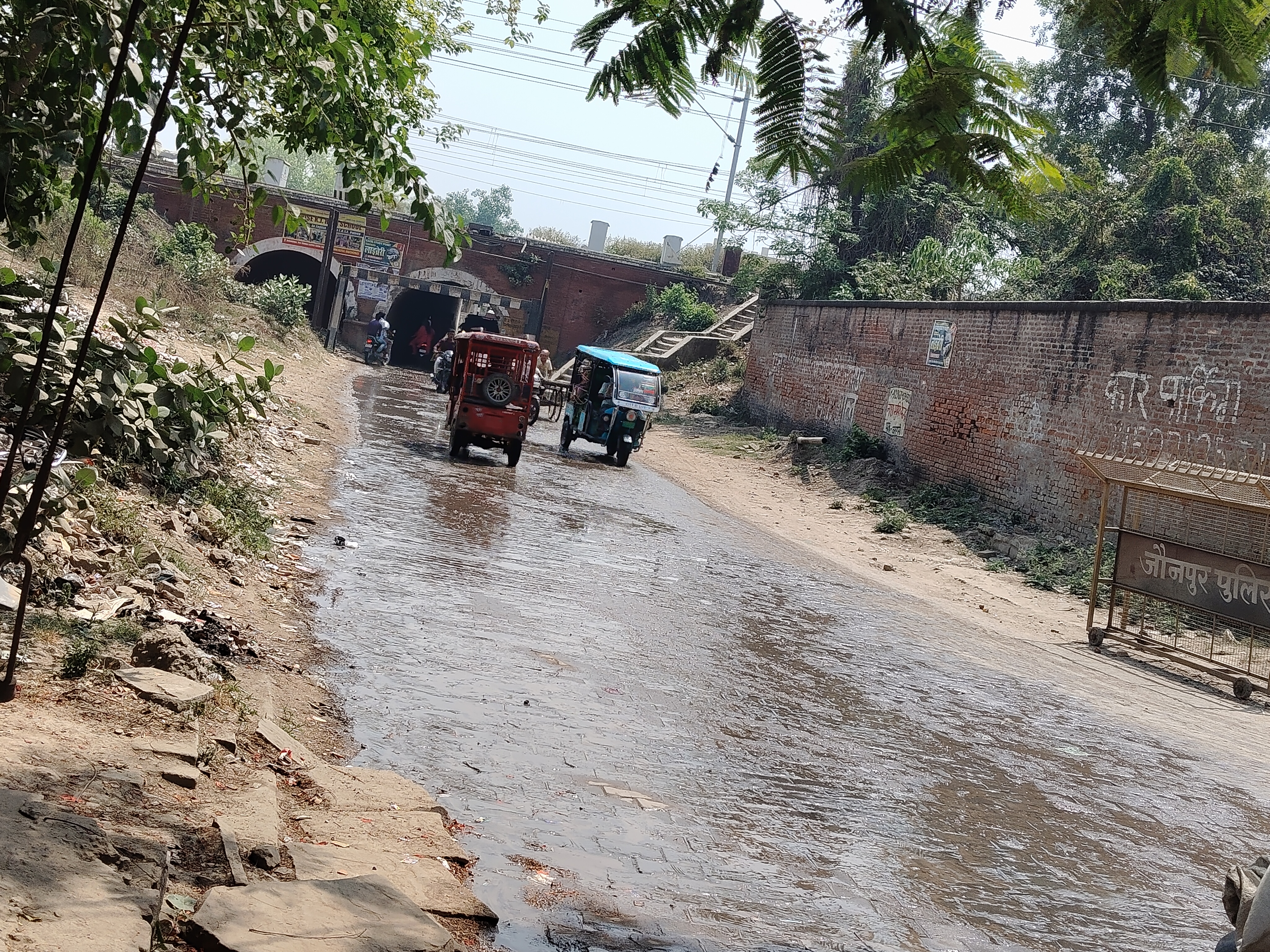 जौनपुर :जौनपुर प्रसिद्ध शीतला चौकियां, मील चौराहा मार्ग, चार दिनों से सीवर का पानी ओवर फ्लो, जिम्मेदारो के आँख पर बधी काली पट्टी