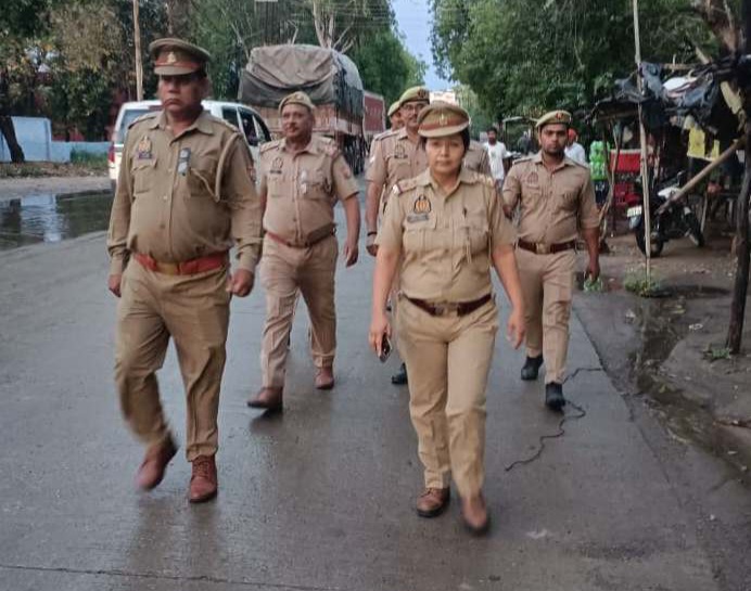 फर्रुखाबाद में कानून-व्यवस्था को लेकर पुलिस सतर्क, जहानगंज पुलिस ने किया पैदल गश्त।