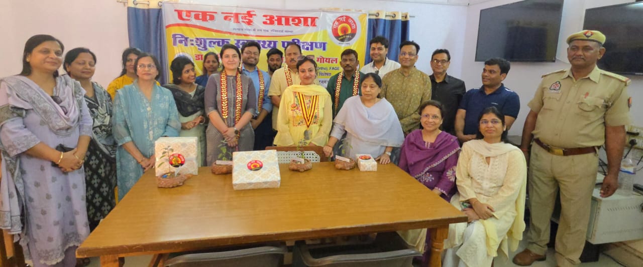 कासगंज:रजनीकांत माहेश्वरी विधान परिषद ने हरी झंडी दिखा कर 10श्रद्धालु के दल को किया रवाना