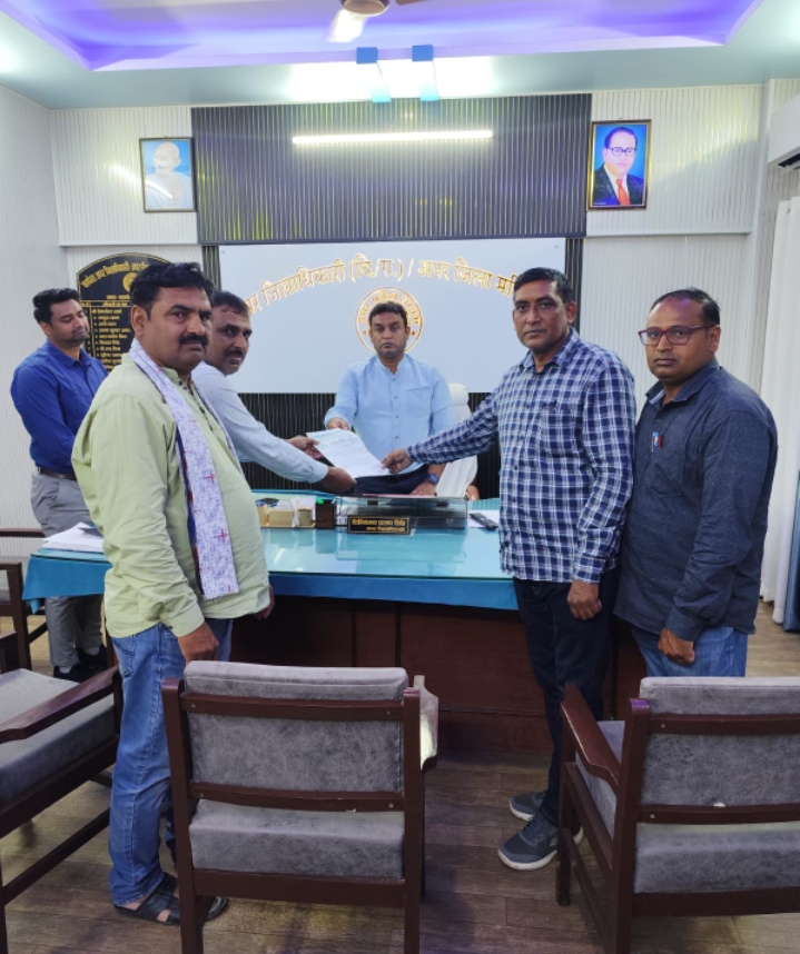 कासगंज : उपर जिला अधिकारी दिग्विजयप्रतापसिंह को ज्ञापन सौंपते प्राथमिक शिक्षक संघ के पदाधिकारी