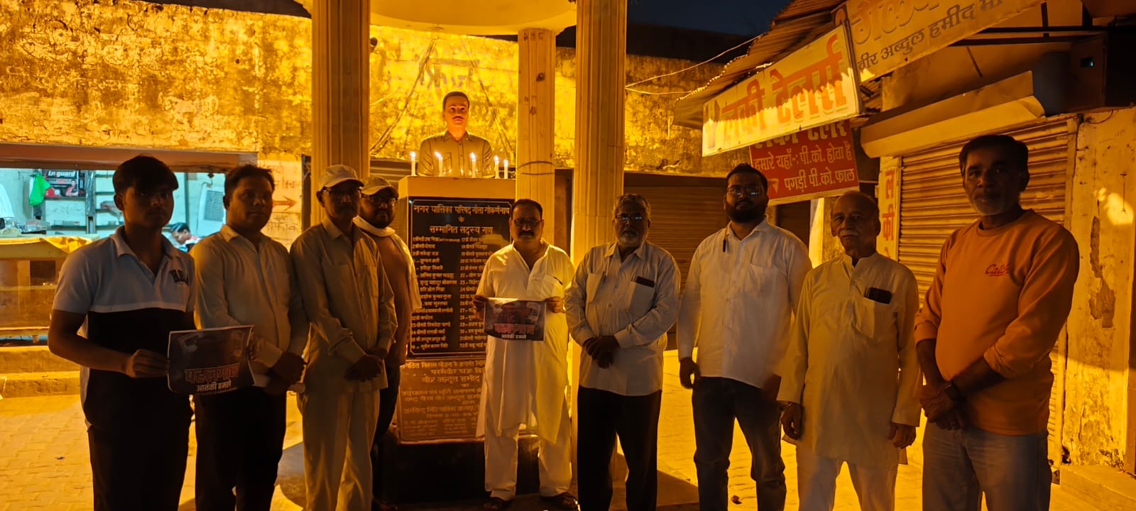 लखीमपुर खीरी: शहीद वीर अब्दुल हमीद जी के प्रतिमा पर पहलगाम में आतंकी हमला में शहीद हुये लोगों की कांग्रेशियों ने श्रद्धांजलि अर्पित की
