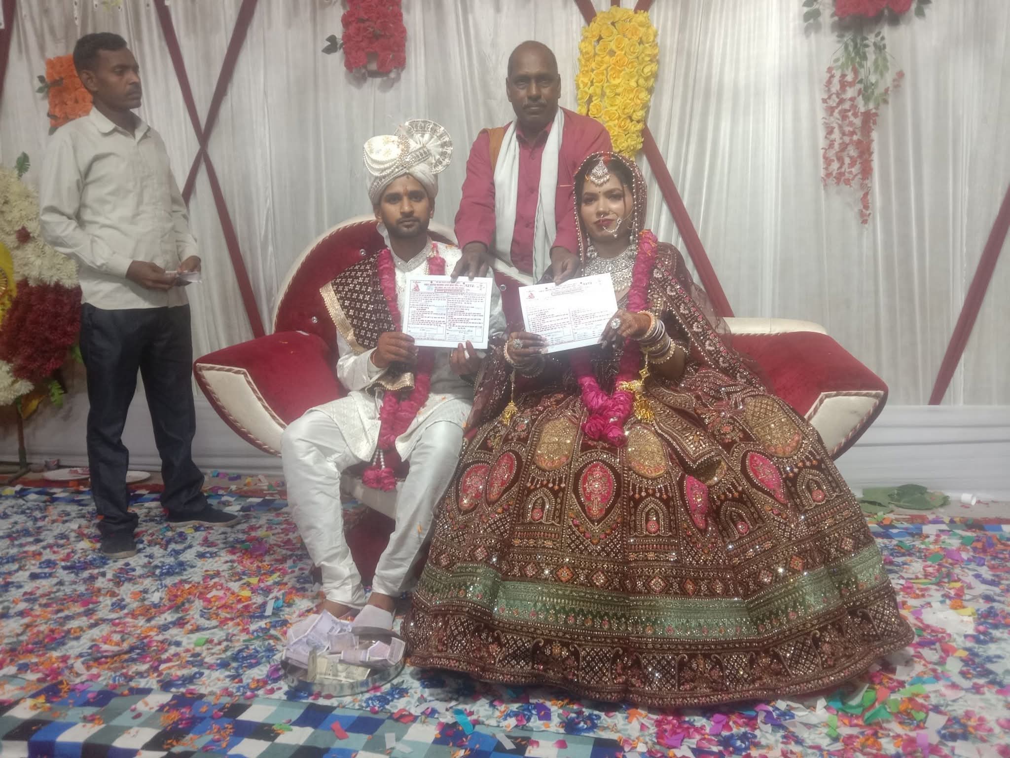 फर्रुखाबाद: बौद्ध रीति से सम्पन्न हुआ विवाह संस्कार, नवदंपति को प्रदान किया गया प्रमाण पत्र