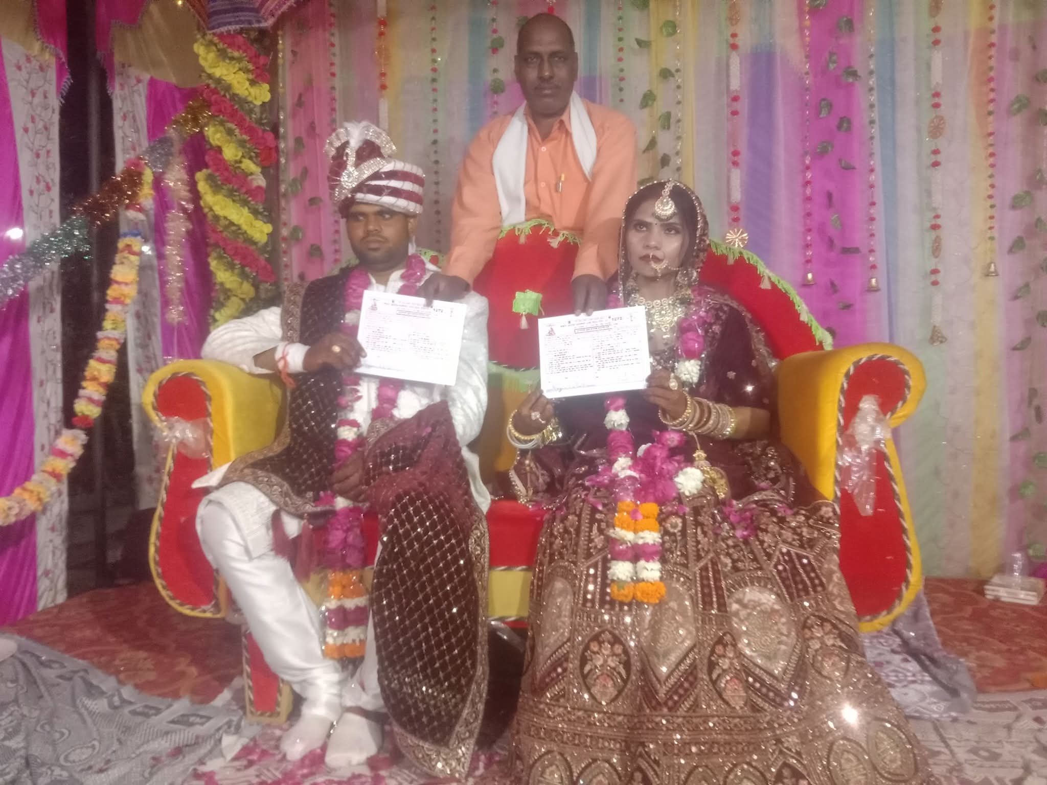 फर्रुखाबाद: बौद्ध रीति से सम्पन्न हुआ विवाह संस्कार, नवदम्पति को प्रदान किया गया प्रमाण पत्र