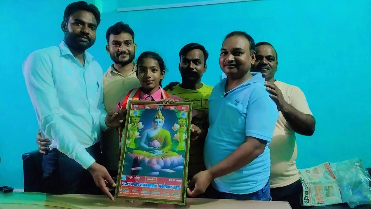 फर्रुखाबाद: स्टेट लेवल में प्रथम स्थान हासिल करने पर बेटी रौनक शाक्य का भव्य सम्मान