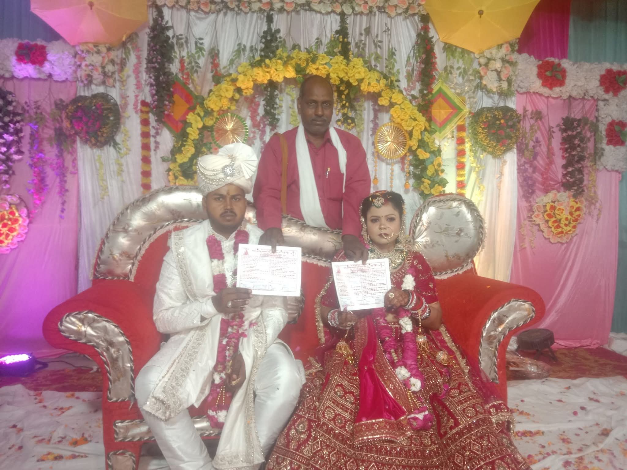 फर्रुखाबाद: बौद्ध रीति से संपन्न हुआ विवाह, नवदंपत्ति को प्रदान किया गया प्रमाण पत्र