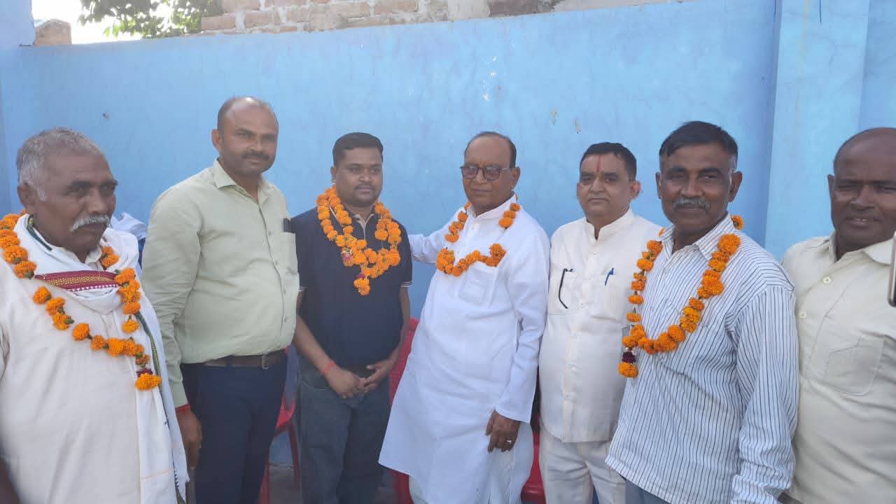 फर्रुखाबाद: समीक्षा अधिकारी पद पर चयनित हुए पवन कुशवाहा, अमृतपुर विधायक ने आवास पर पहुचकर दी बधाई।