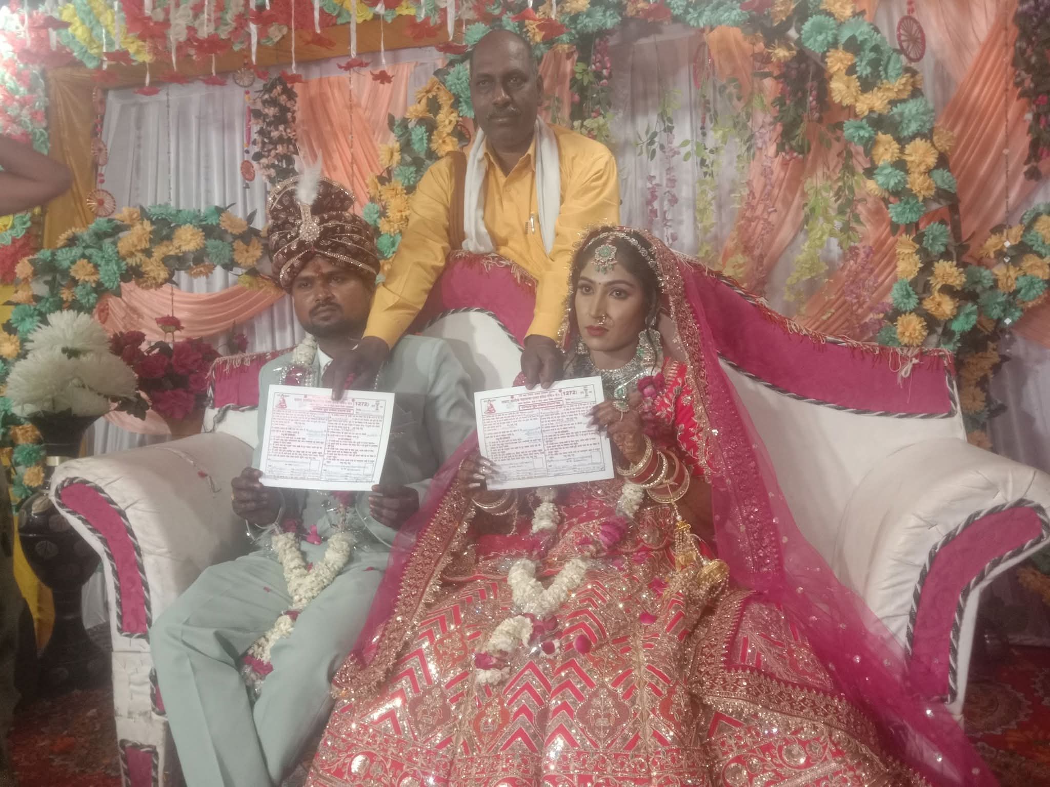 फर्रुखाबाद: बौद्ध रीति से संपन्न हुआ दाम्पत्य बंधन संस्कार, नवदंपति को प्रदान किया गया प्रमाण पत्र