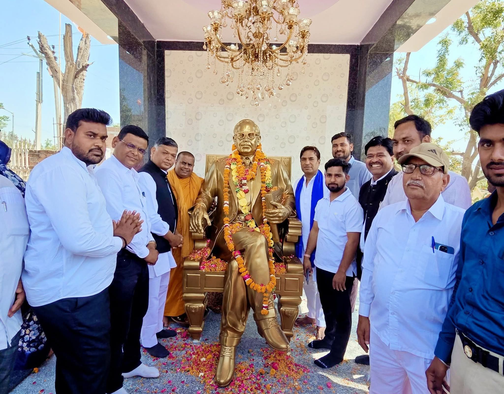 फर्रुखाबाद: संकिसा में बाबा साहब की प्रतिमा का अनावरण, जयंती पर उमड़ा जनसैलाब