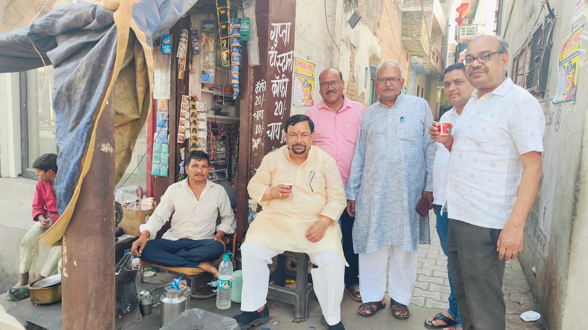 फर्रुखाबाद: यादों से जुड़ा गुप्ता टी-स्टॉल, सांसद मुकेश राजपूत ने किया दौरा
