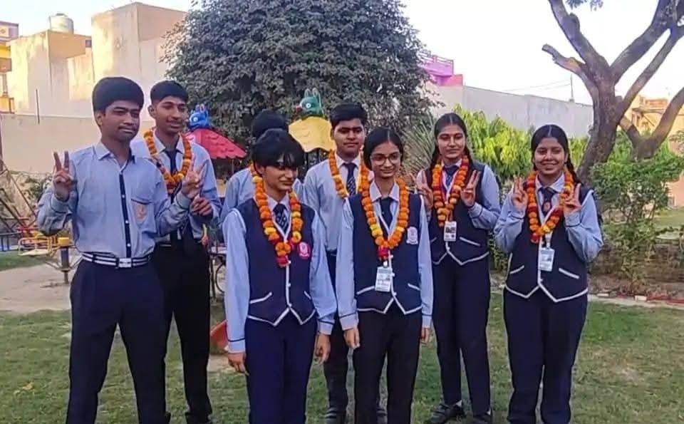 फर्रुखाबाद: CBSE हाईस्कूल में शौर्य बाजपेई ने हासिल किए 98.4% अंक, सृष्टि दीक्षित ने भी 95.8% के साथ किया शानदार प्रदर्शन