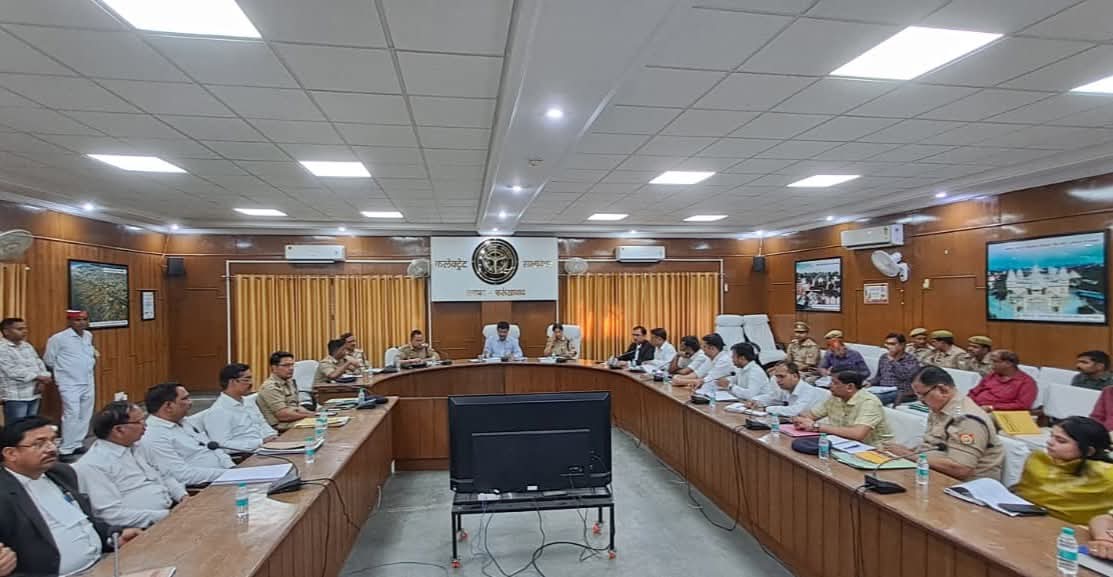 फर्रुखाबाद में कानून व्यवस्था सुदृढ़ करने हेतु अभियोजन समीक्षा बैठक आयोजित