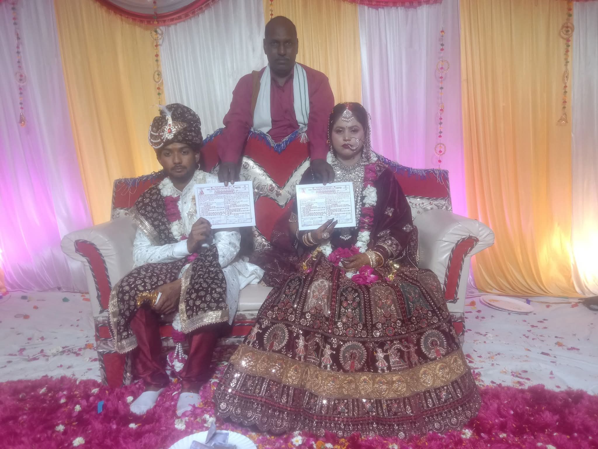 नवाबगंज में बौद्ध रीति से संपन्न हुआ विवाह समारोह, नवदंपति को प्रदान किया गया प्रमाण पत्र