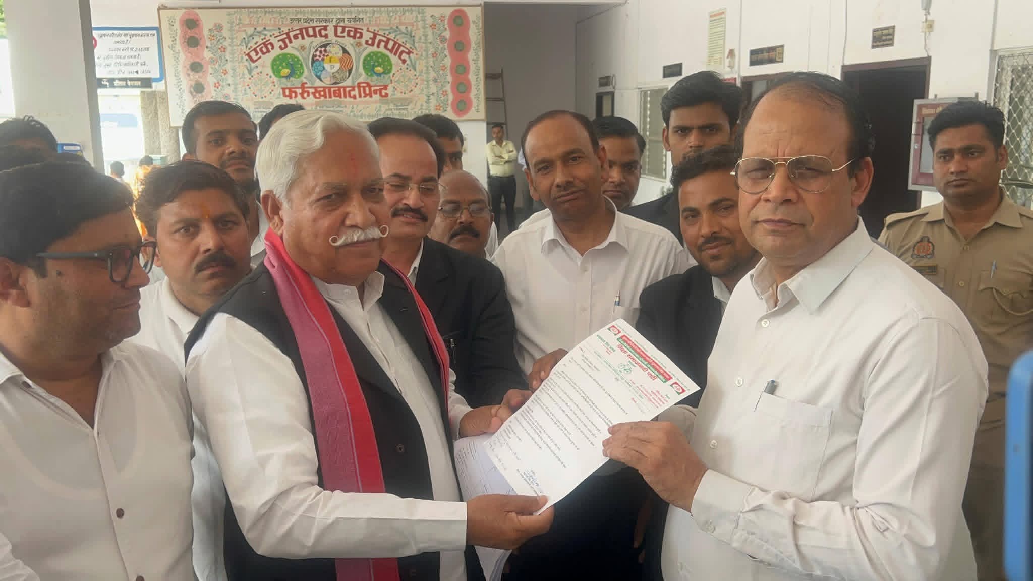 फर्रुखाबाद में मतदाता सूची पुनरीक्षण पर उठे सवाल, सपा नेताओं ने डीएम को सौंपा ज्ञापन