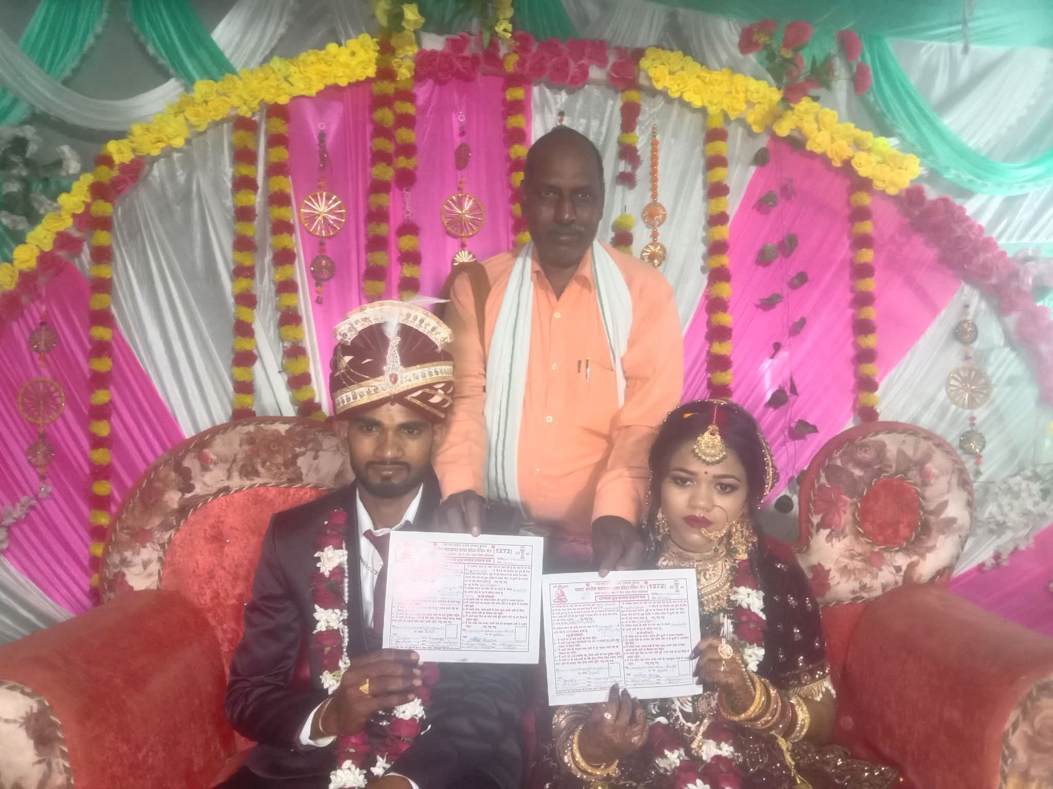 फर्रुखाबाद: बौद्ध रीति से सम्पन्न हुआ वैष्णवी–सुधांशु का विवाह, प्रमाण पत्र प्रदान किया गया।
