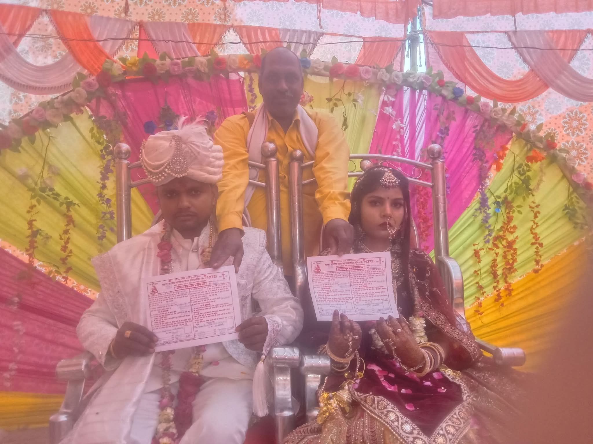 फर्रुखाबाद: बौद्ध रीति से संपन्न हुआ शिल्पी और कुलदीप का विवाह, धर्मपाल सिंह बौद्ध ने प्रदान किया प्रमाण पत्र