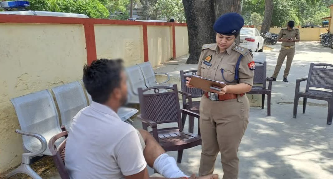 फर्रुखाबाद में संवेदनशील पुलिसिंग की मिसाल: क्षेत्राधिकारी ने कुर्सी छोड़ पीड़ित की सुनी फरियाद