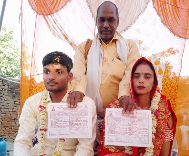 फर्रुखाबाद: बौद्ध रीति से सम्पन्न हुआ शिप्रा और ललित का विवाह, प्रदान किया गया प्रमाण पत्र
