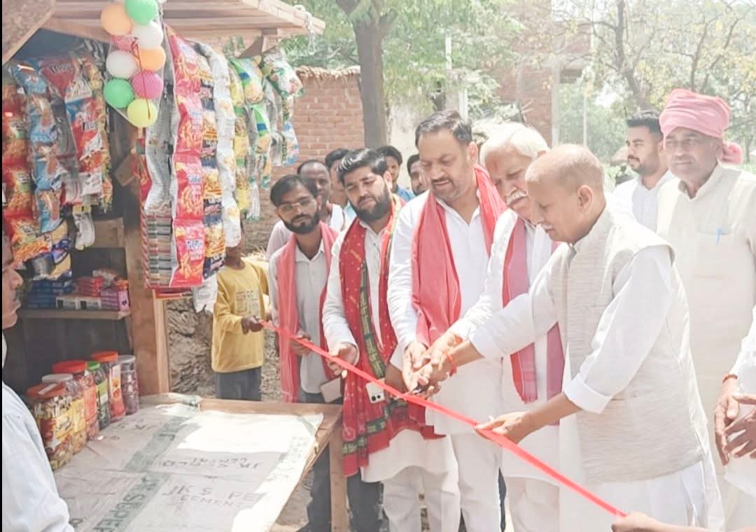 फर्रुखाबाद:दिव्यांग दंपत्ति को मिला रोजगार का सहारा, सपा ने भेंट की दुकान