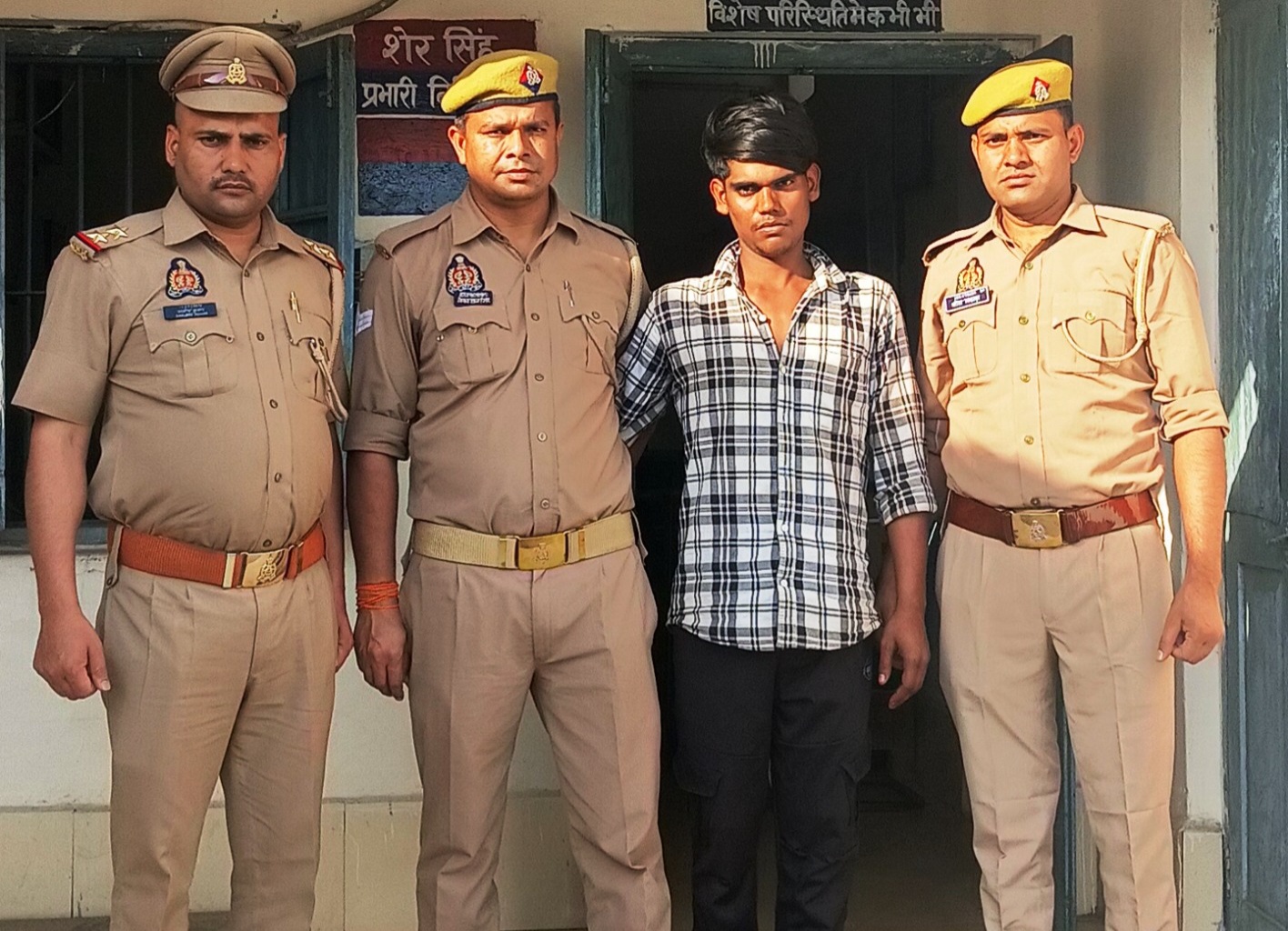 फर्रुखाबाद जीआरपी पुलिस की बड़ी कार्रवाई, चोरी के 2 मोबाइल के साथ अभियुक्त गिरफ्तार