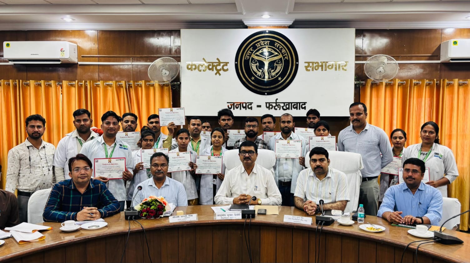 फर्रुखाबाद: EMT दिवस पर जिले में स्वास्थ्य सेवाओं के नायकों का सम्मान, जिलाधिकारी ने किया सम्मानित