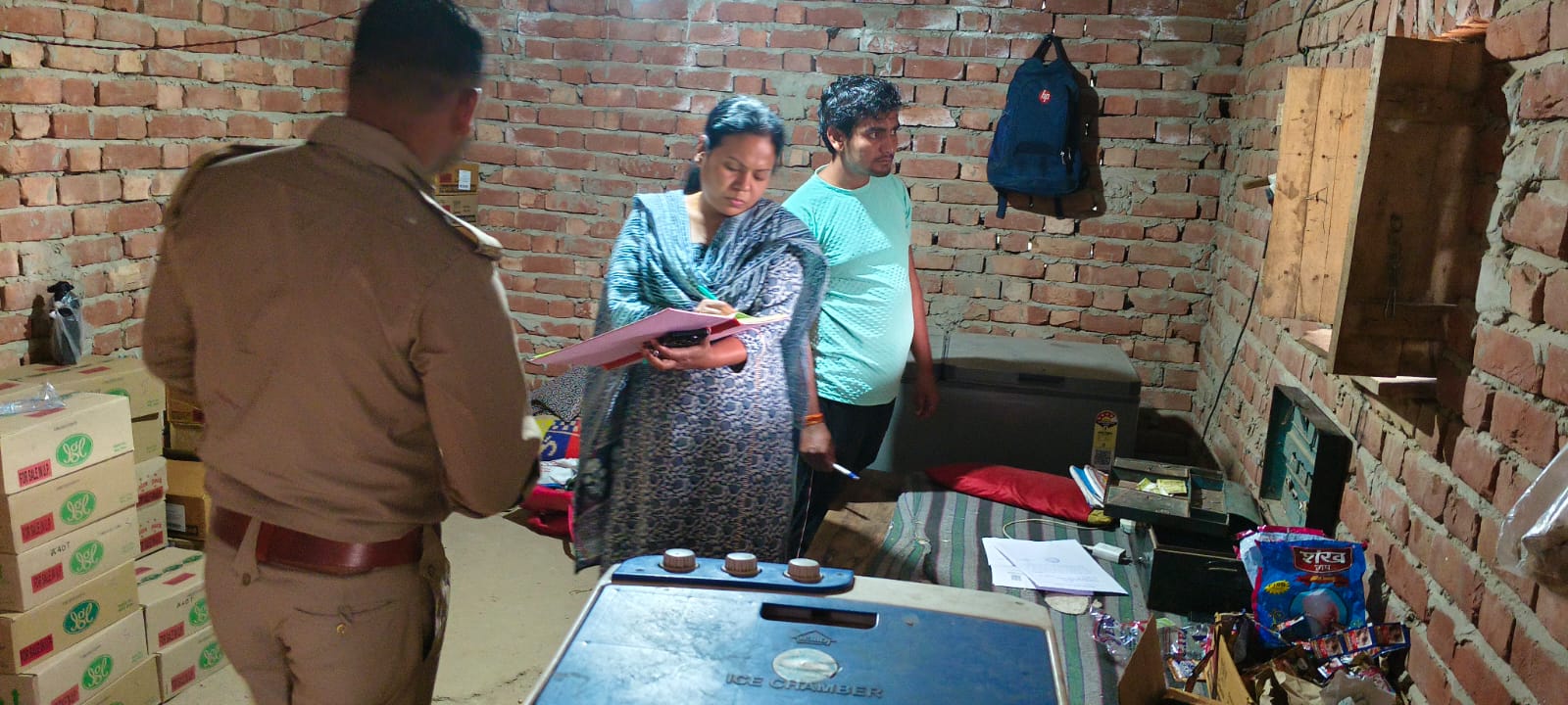 फर्रुखाबाद में आबकारी विभाग का सघन प्रवर्तन अभियान, दुकानों का औचक निरीक्षण