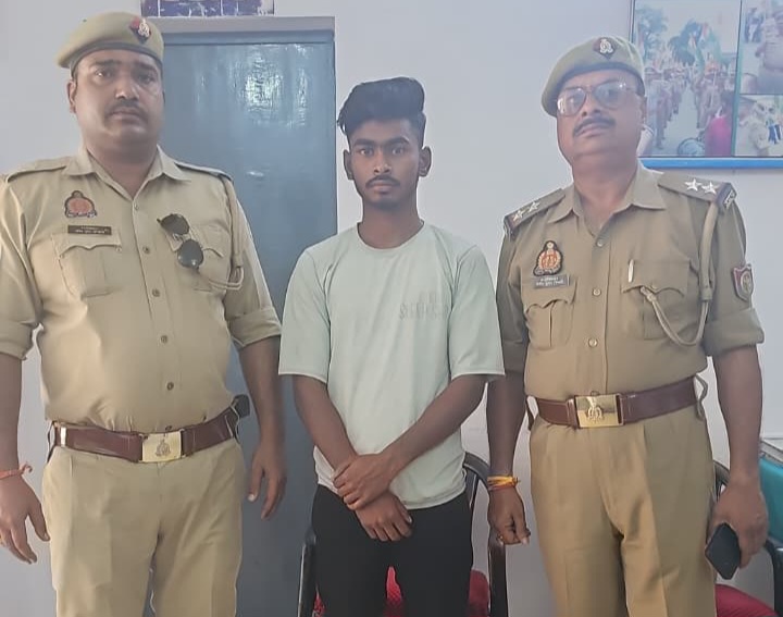 फर्रुखाबाद:मऊदरवाजा पुलिस को बड़ी सफलता: लूट के मामले में वांछित अभियुक्त अवैध तमंचा व नगदी सहित गिरफ्तार