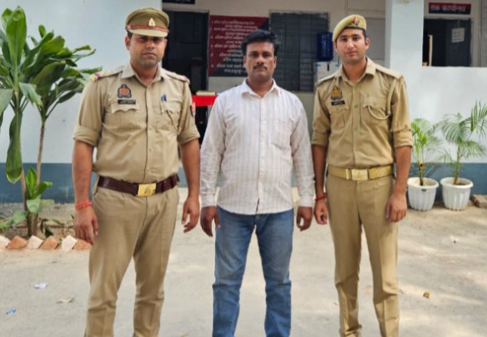 फर्रुखाबाद: हत्या के मामले में फरार आरोपी देवेन्द्र सिंह गिरफ्तार, अमृतपुर पुलिस की बड़ी सफलता