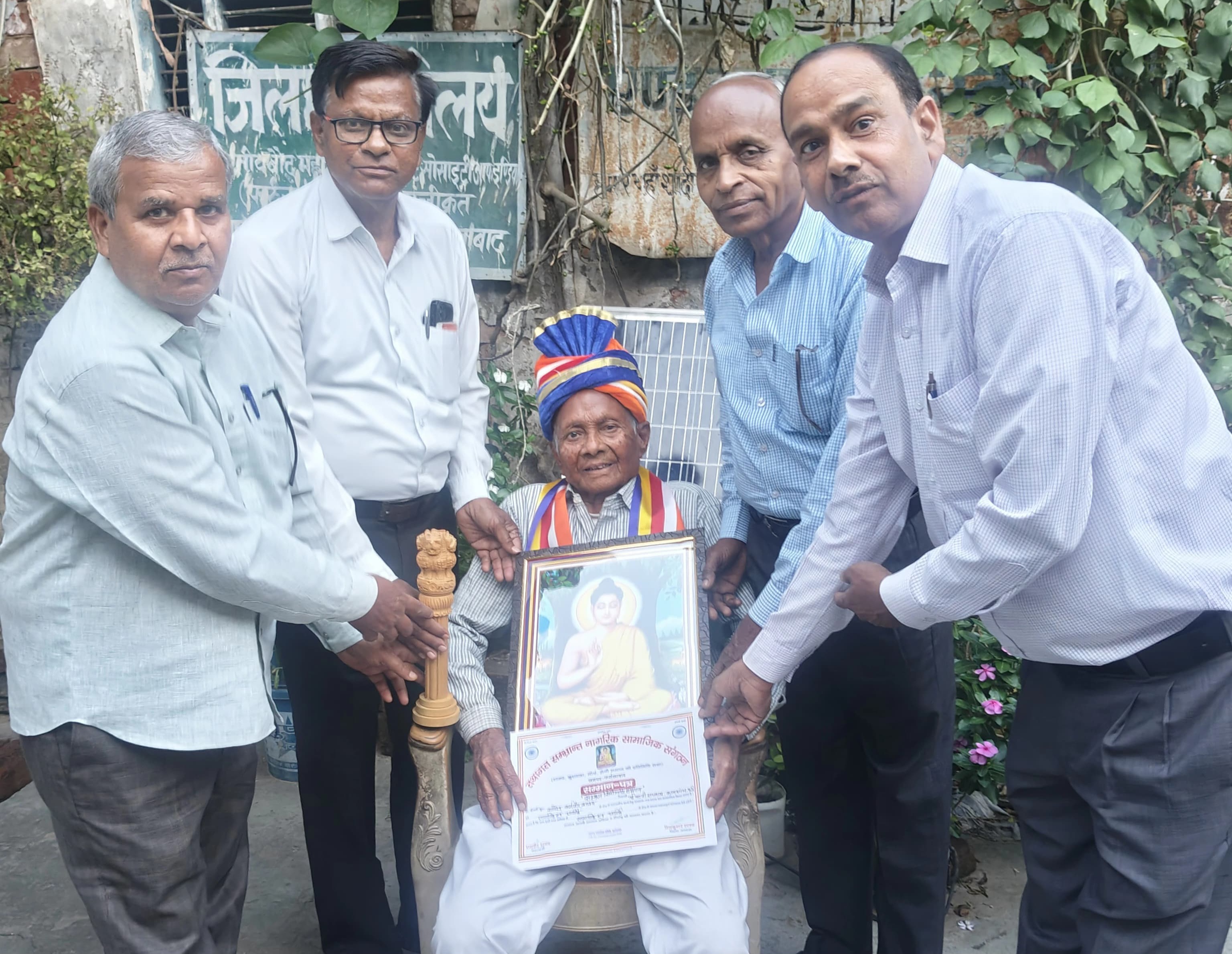 फर्रुखाबाद:अस्वस्थता होने के बावजूद नहीं रुका सम्मान: कामरेड कर्मवीर शाक्य को घर पहुँचकर मिला “समाज शिरोमणि सम्मान”