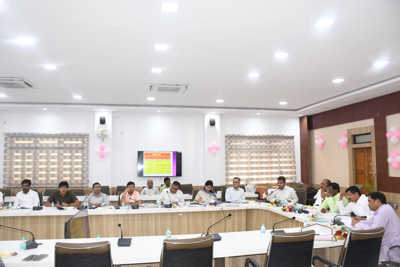 प्रयागराज: जनप्रतिनिधियों की उपस्थिति में जिला खनिज फाउण्डेशन न्यास, प्रयागराज शाषी परिषद एवं प्रबंध समिति की वित्तीय वर्ष 2026-27 के लिए बैठक सम्पन्न