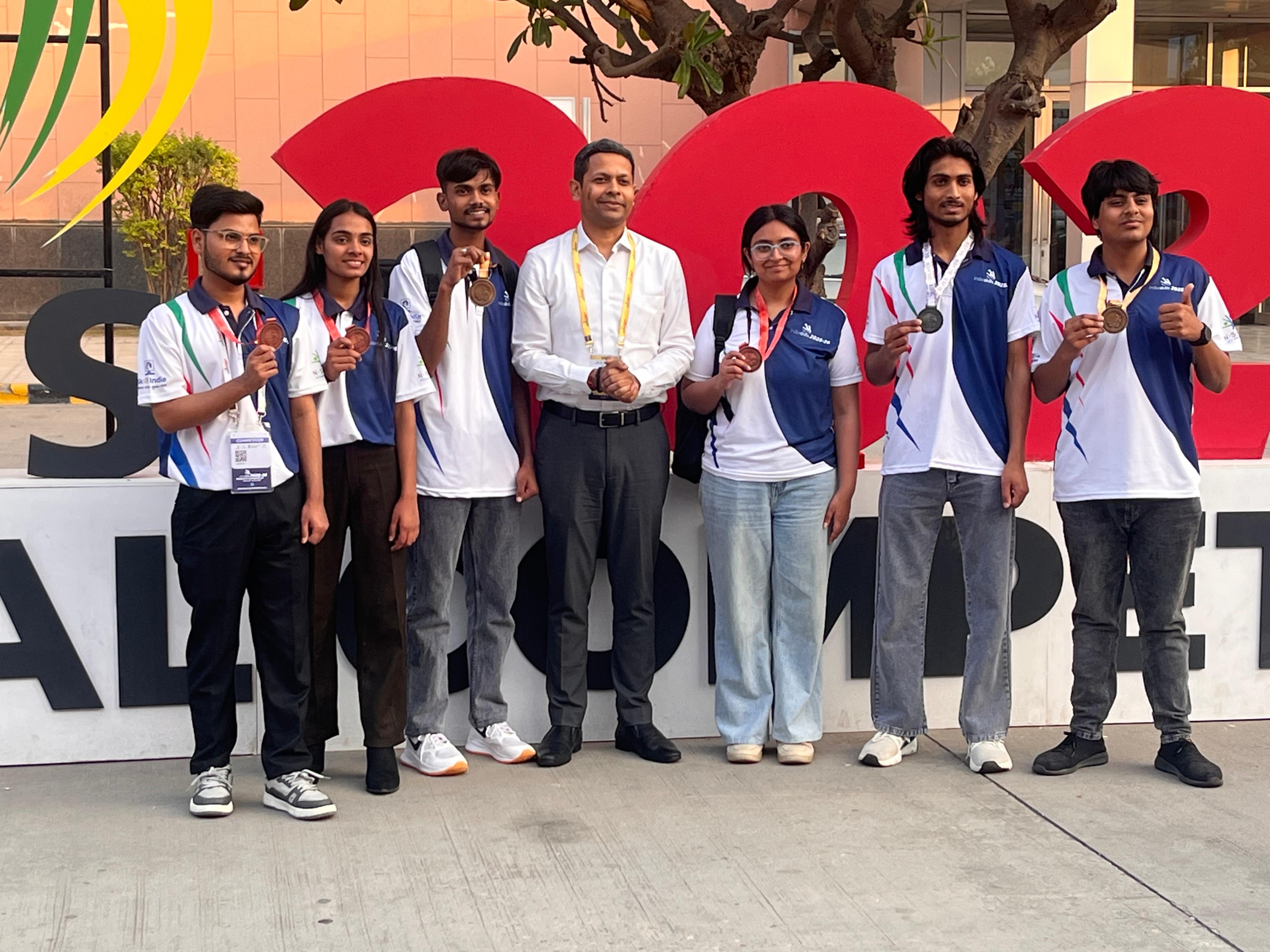 फर्रुखाबाद के प्रतिभागियों ने भारत कौशल प्रतियोगिता में लहराया परचम, गम्भीर सिंह ने राष्ट्रीय स्तर तक बनाई पहचान