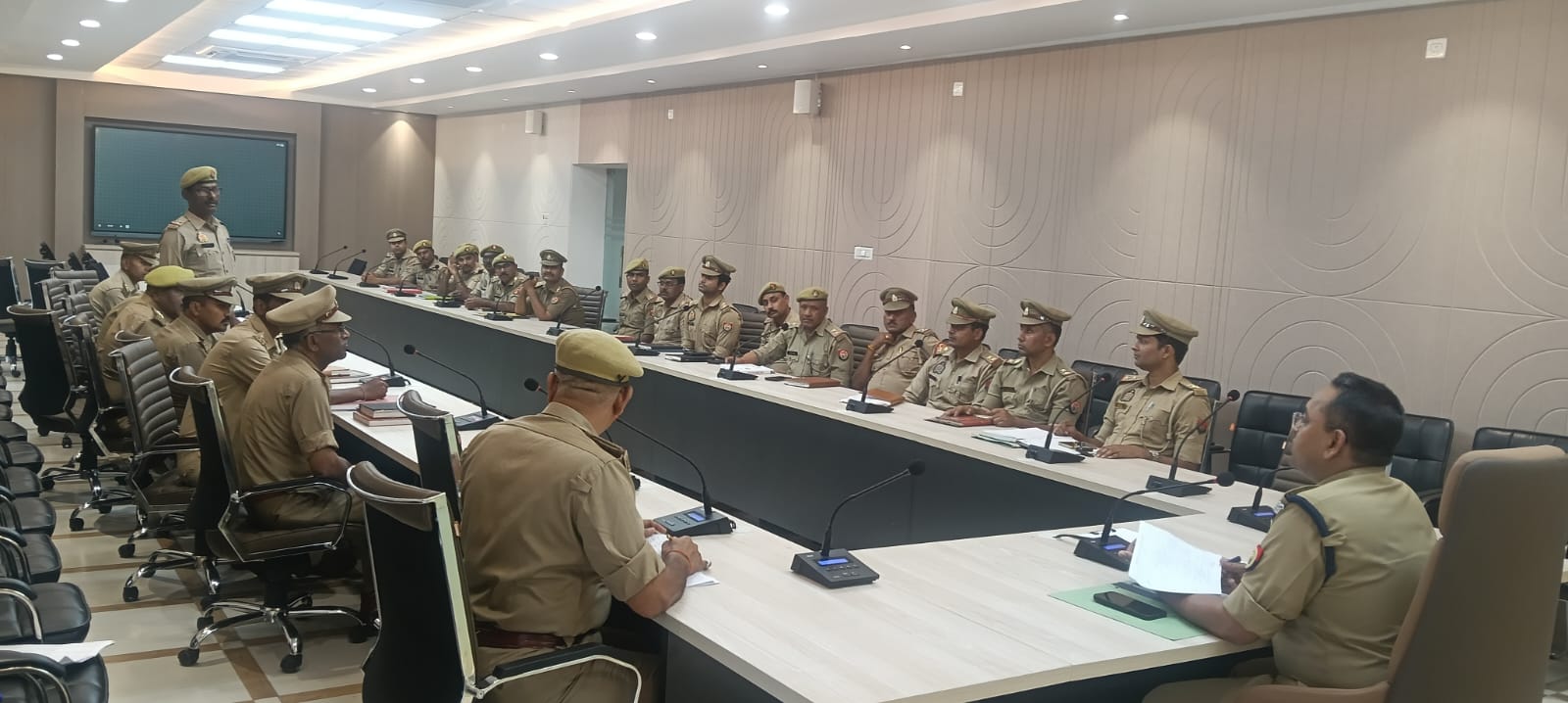 फर्रुखाबाद में अपराध समीक्षा बैठक, लंबित मामलों के शीघ्र निस्तारण के निर्देश