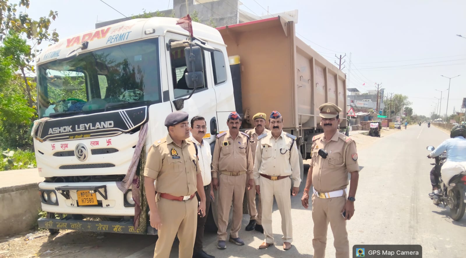 फर्रुखाबाद में अवैध खनन व ओवरलोडिंग पर सख्ती, 3 ट्रक सीज, 8 वाहनों के चालान