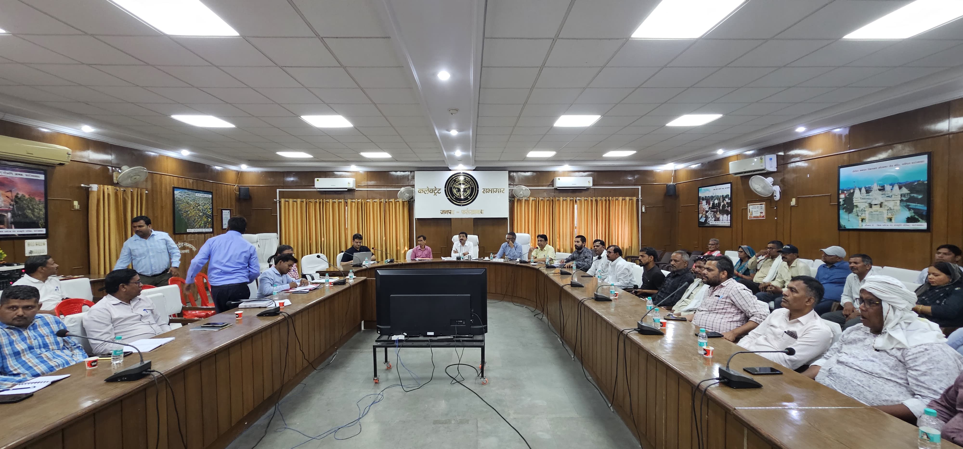फर्रुखाबाद में योजनाओं की समीक्षा बैठक, डीएम ने फार्मर रजिस्ट्री, फैमिली आईडी और आयुष्मान कार्ड पर दिया जोर