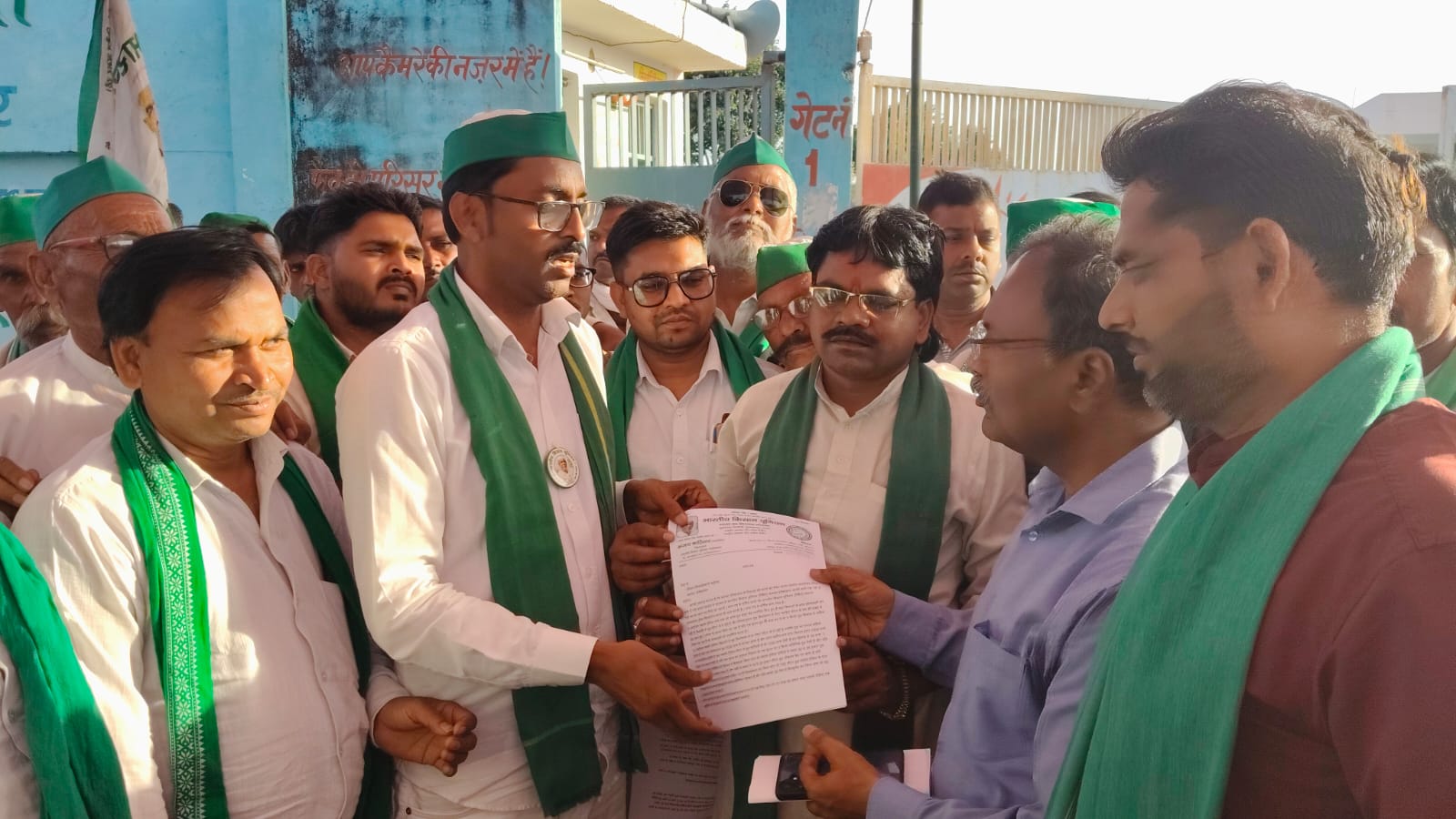 फर्रुखाबाद: नमस्ते इंडिया डेयरी के खिलाफ किसानों का धरना, 43 हजार की कथित लूट का आरोप