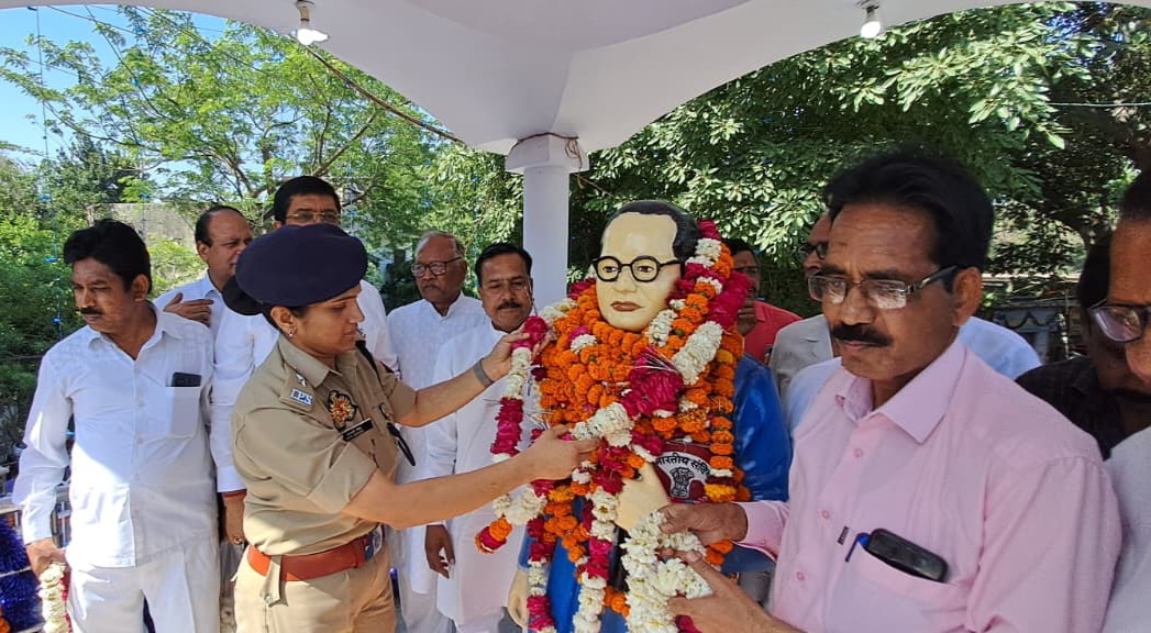 फर्रुखाबाद: भारत रत्न डॉ. भीमराव अंबेडकर जयंती पर जनपद में श्रद्धांजलि, डीएम व एसपी ने किया माल्यार्पण।