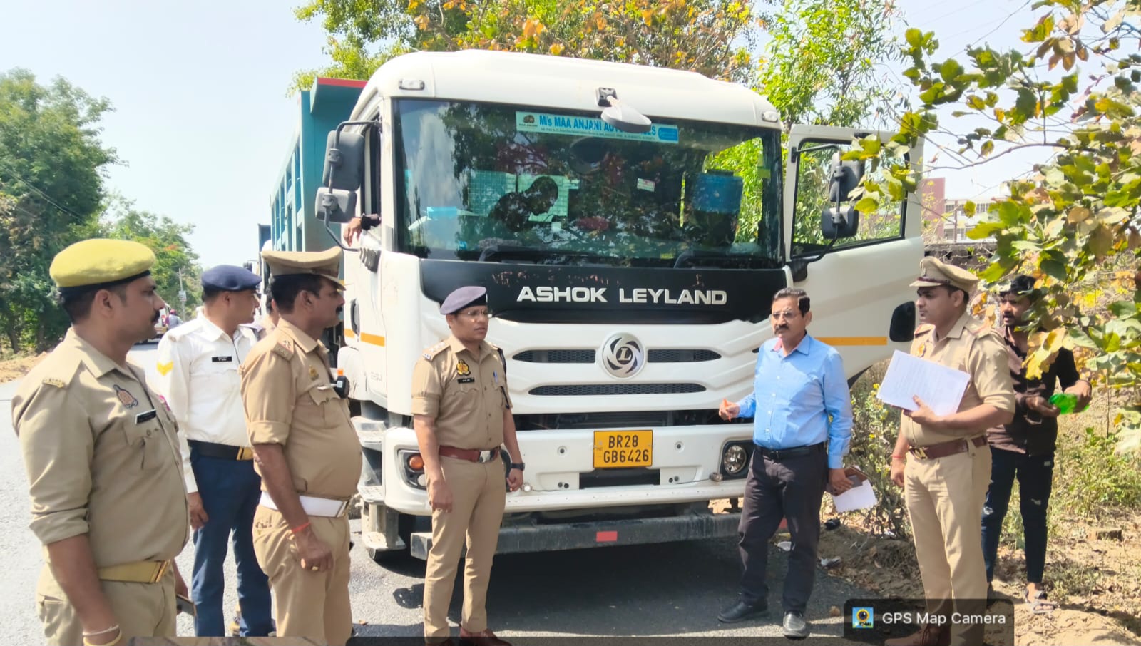फर्रुखाबाद: अवैध खनन और ओवरलोडिंग पर सख्ती, दो ट्रक सीज