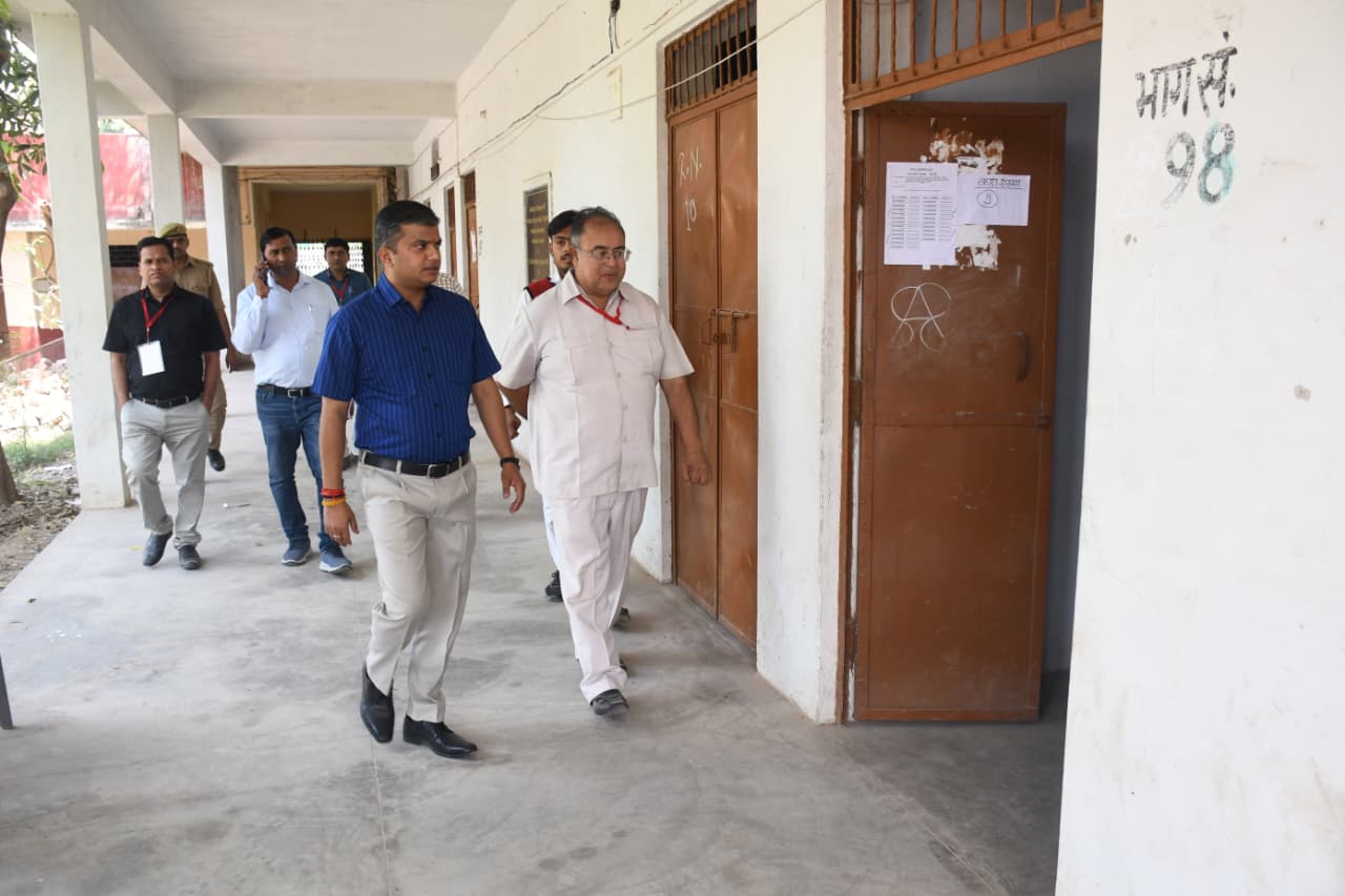 प्रयागराज: सहायक आचार्य की पुनर्परीक्षा को सकुशल, निर्विघ्न, निष्पक्ष, नकलविहीन व सुचितापूर्ण ढंग से सम्पन्न कराये जाने के दृष्टिगत जिलाधिकारी ने परीक्षा केन्द्रों का किया निरीक्षण