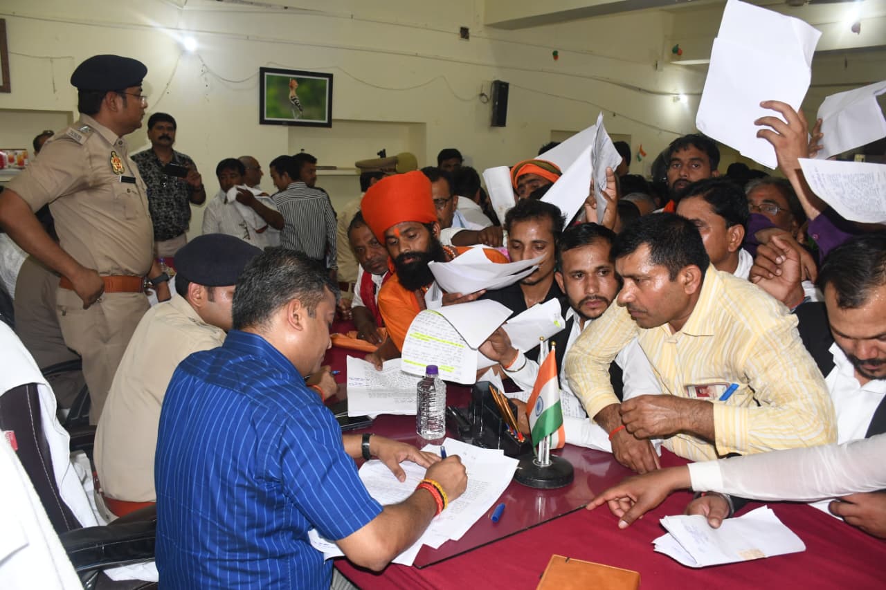 प्रयागराज:समाधान दिवस-बारा, जिलाधिकारी ने समाधान दिवस में आयी शिकायतों को गुणवत्तापूर्वक एवं समयबद्धता के साथ निस्तारित करने के दिए निर्देश
