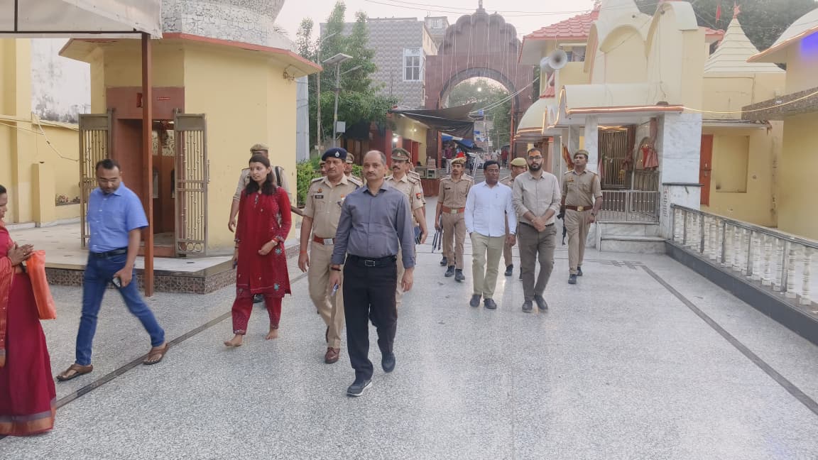 कन्नौज में कानून-व्यवस्था सुदृढ़ करने को डीएम-एसपी का पैदल गश्त, सुरक्षा व्यवस्था का लिया जायजा
