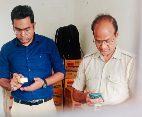 फर्रुखाबाद में आबकारी विभाग का सघन प्रवर्तन अभियान, दुकानों का औचक निरीक्षण कर लिए गए सैंपल