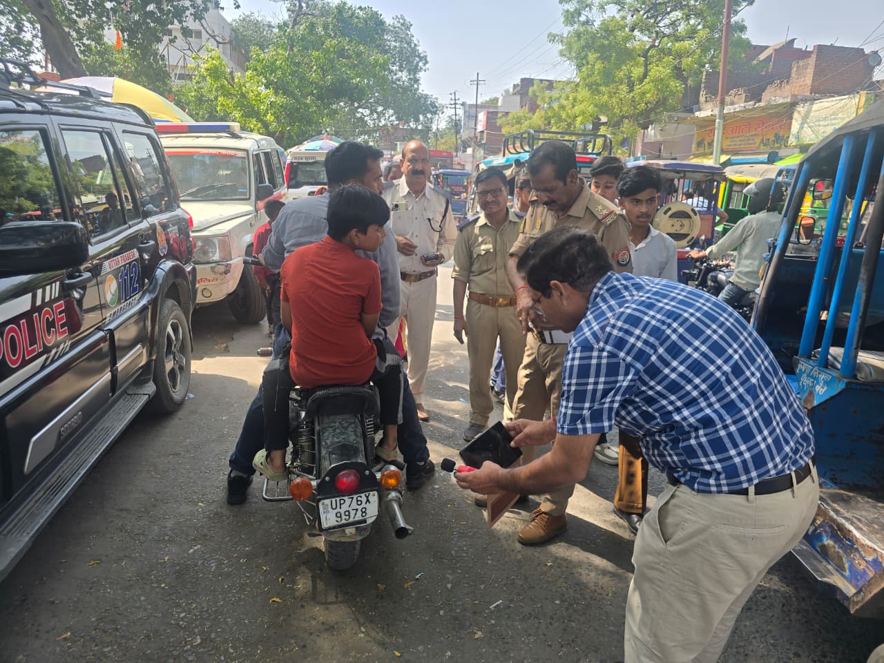फर्रुखाबाद: मोडिफाइड साइलेन्सर पर सख्ती—फर्रुखाबाद में अभियान, बुलेट बाइक का 17 हजार का चालान