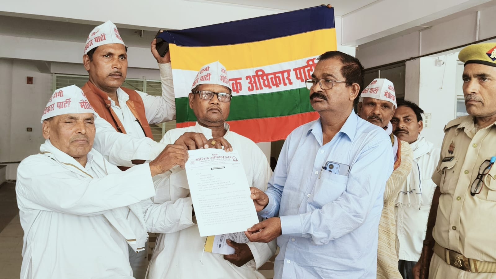 आजमगढ़:मौलिक अधिकार पार्टी उत्तर प्रदेश आजमगढ़ द्वारा राष्ट्रपति को सम्बोधित ज्ञापन जिलाधिकारी को सौंपा