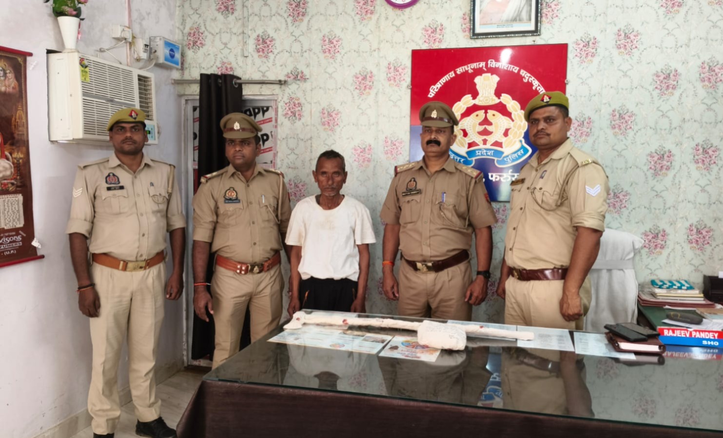 फर्रुखाबाद:जमीन विवाद में बेटे ने की पिता की हत्या, पुलिस ने आलाकत्ल सहित किया गिरफ्तार