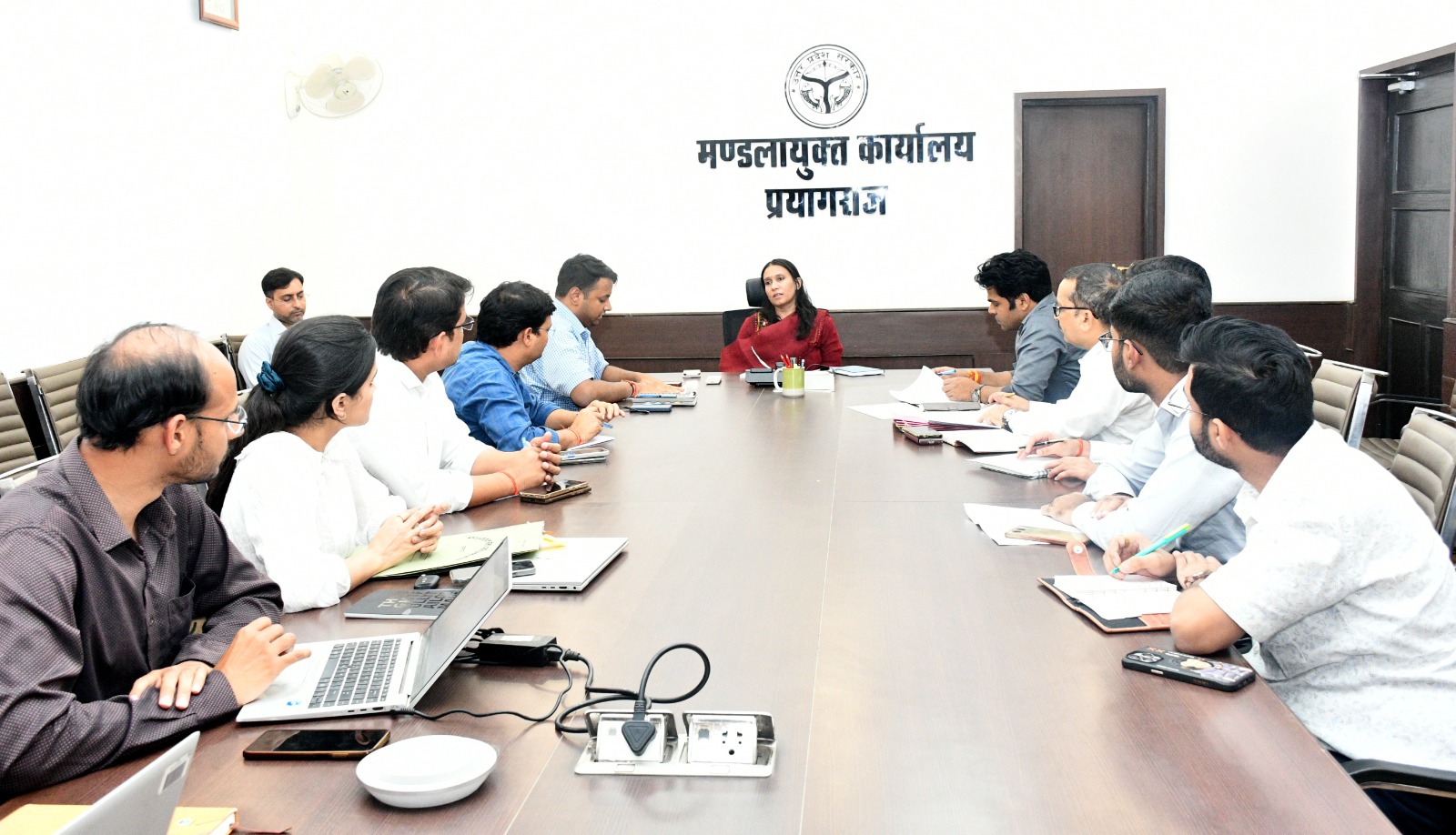 प्रयागराज, मंडलीय समीक्षा बैठक में योजनाओं की प्रगति पर जोर, लापरवाही पर सख्त कार्रवाई के निर्देश