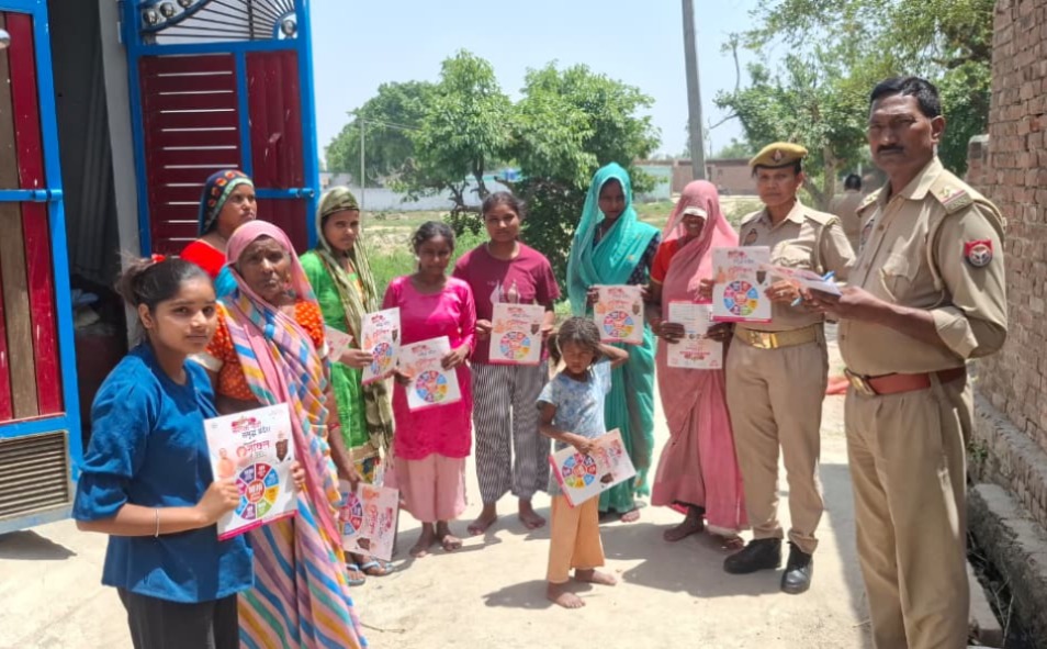 फर्रुखाबाद: मिशन शक्ति अभियान के तहत अमृतपुर थाना क्षेत्र में महिलाओं व बालिकाओं को किया गया जागरूक