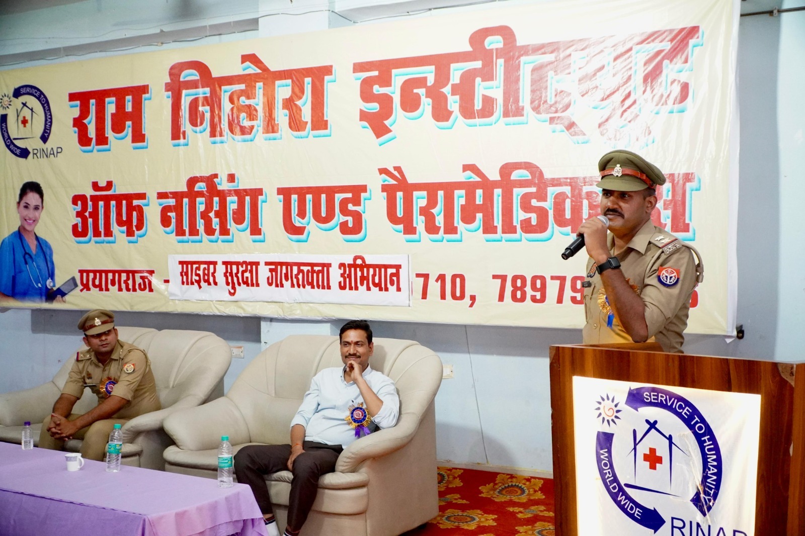 प्रयागराज: साइबर सेल पुलिस टीम द्वारा थाना फाफामऊ क्षेत्रान्तर्गत राम निहोरा इंस्टिट्यूट आफ नर्सिंग एण्ड पैरामेडिकल (विनिता हास्पिटल) प्रयागराज में साइबर जागरूकता अभियान चलाकर छात्र-छात्राओं व शिक्षको को किया गया जागरुक