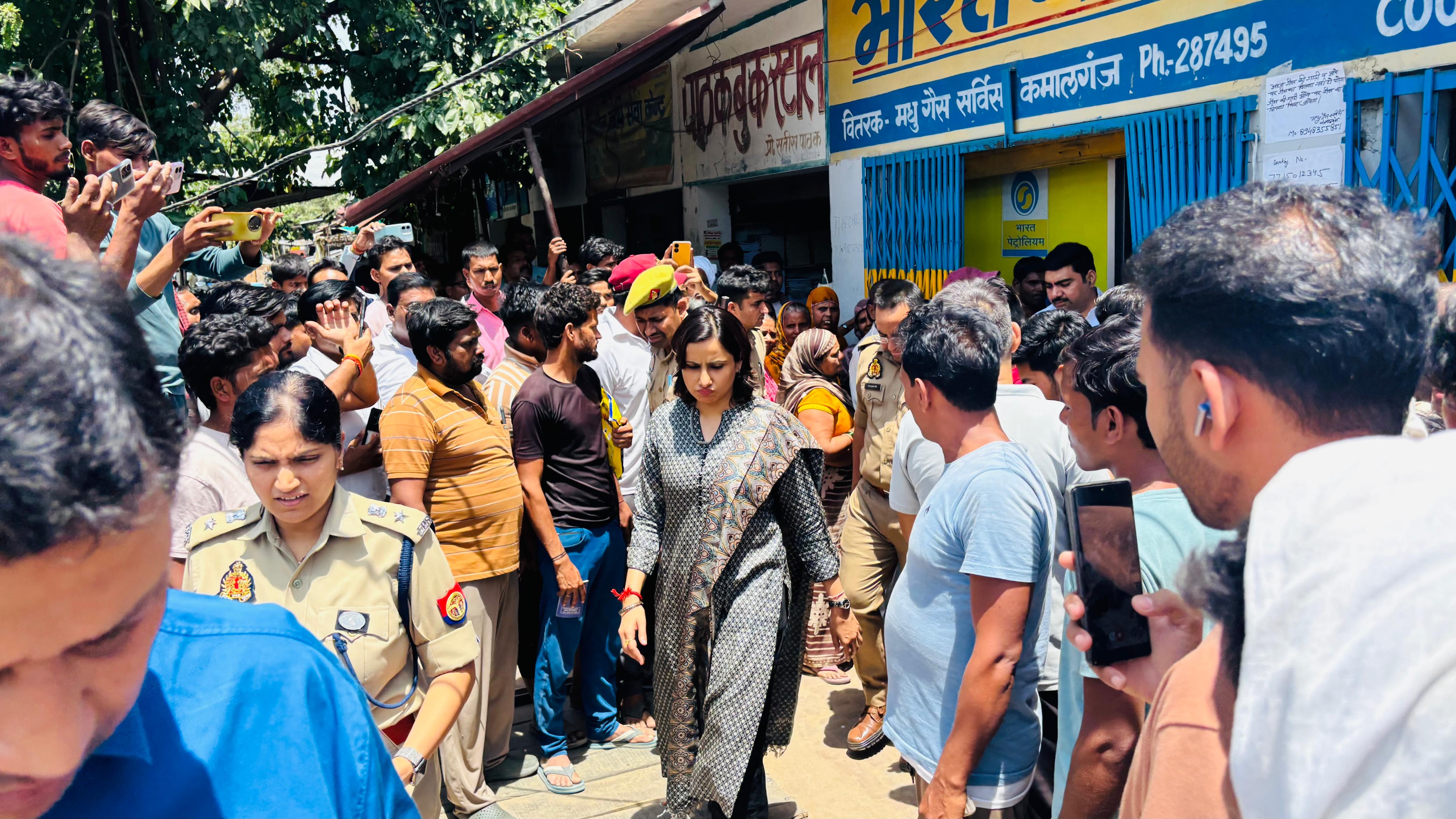 फर्रुखाबाद: गैस वितरण में लापरवाही पर सख्त हुए डीएम, मधु गैस एजेंसी का औचक निरीक्षण