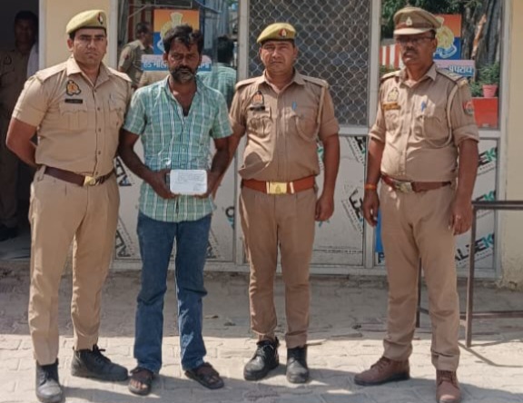 फर्रुखाबाद: चोरी के मामले में वांछित अभियुक्त गिरफ्तार, सोने के जेवरात बरामद
